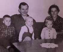 Erkki ja Taimi Toivanen sekä lapset Pekka, Jouko ja Sirpa