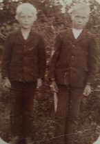 Pärin pojat Jalo Kaarlo (s.1900) ja Toivo Brynolf (s.1897)  Antinpojat Nuppola. Kuva on 1910-luvulta