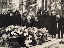 Toivo Brynolf Nuppolan (s.1897) hautajaiset Helsingissa 1966. Kuvassa vasemmalta: Seppo Nuppola, Veijo Nuppola (takana), Kerttu Nuppola, Sirkka Nuppola, Kyösti Nuppola, Liisa Nuppola, Jalo Nuppola, Kristiina Nuppola (edessä), Outi Nuppola, Tuija Nuppola, Paula Nuppola, Aino Kiuru o.s. Nuppola, Sulo Nuppola, Anna Nuppola o.s. Varsa, Leena Nuppola, Jalmari Sairanen.