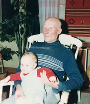 Jalo Antinpoika Nuppola (1900-71) ja lapsenlapsensa Sanna Suni (s. 1968) Pärin talon tuvassa.