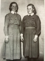 Lottapuvussa Martta Eliaant. Haikonen (1913-59) ja Eeva Haikonen o.s. Laapas (1918-20045, Reino Eliaanp. Haikosen pso) Nuppolan kylän Haikosen talosta
(Lähde: Ukko-Pekan suojeluskunta)