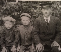 Nuppolan kylän Harjun talon isäntä Reetu Matinpoika Nuppola (1880-1928) poikiensa Matin (s.1911) ja Sulon (s.1908) kanssa. 