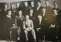 Imatran Voiman maantieviestijoukkue 1929. Eturivissä oikealla istuu nuori Ensio Hermaninpoika Nuppola (s.1912). Kuva Veikko Oinosen kokoelma/Imatran Voiman 90-vuotishistoriikki