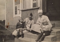 Pärin talon portailla oikealla Hilma Nuppola o.s. Haikonen (1902) ja Jaakko Antero Nuppola (s. 1931). Vasemmalla istuvat henkilöt tuntemattomia. Kuva 1930-luvulta
