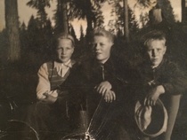 Nuppolan kylän poikia 1930-luvulla: vasemmalta Erkki Sairanen (Koivikko), Vilho Tiikanen ja Lauri Nuppola (Päri)
