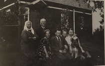 Ahomäen vanhan mökin pihalla. Takana vas. Mari Nuppola (s.1870), Matti Nuppola (s.1869), Ida Nuppola, Edvard Nuppola, Elina Nuppola ja Edvardin puoliso Aino