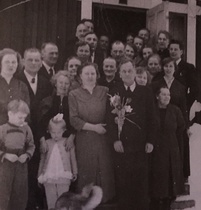 Arvi Nuppolan 50-vuotispäivät Aitomäessä 1953. Vasemmalla pojan takana Marjatta Nuppola, Tauno Nuppola, Ilmari Sarvilahti; pikkutytön takana Lyydia Jurkko, hänen takanaan Ida Nuppola, hänestä ylöspäin: Kaarina Sarvilahti, Pauli Ilves, Antti Sarvilahti ja Sipri Kankala, hieman alempana Keijo Hede. Meeri Nuppolasta (keskellä) ylöspäin: Eeva Sarvilahti, Toivo Nuppola, Hilma Nuppola, Helvi Löytty ja Sipri Löytty. Arvi Nuppolan takana oikealla Raili Nuppola, ja ylöspäin Elina Nuppola, Taimi Toivanen ja Taimi Nuppola. Oikeassa reunassa Ida Nyman ja hänen takanaan Helmi Saarto ja Erkki Toivanen.