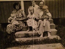 Pärin talon portailla 1954. Oikealla Hilma Nuppola sylissään Jorma (s.1952). Vasemmalla istuu miniä Katri sylissään Aila (s.1954). Keskellä pellavapäinen Anneli (s. 1945). Takana oleva henkilö tuntematon.