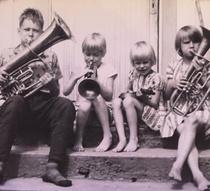 Jaakko-sedän instrumentit kovassa käytössä. Kuvassa Pärin talon rappusilla vasemmalta Veijo Nuppola, Kristiina Nuppola, Mirja Nuppola ja Aila Nuppola. 1962