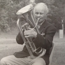Jaakko Antero Jalonpoika Nuppola (s.1931) soittaa baritonia sukukokouksessa 2015. Kuva kirjasta Torvisoittoa Elias Nuppolan johdolla.