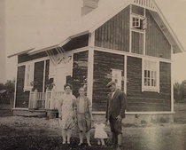 Ulla, pikku-Helmi ja Joonas Nuppola Koiviston Makslahden kylässä ratavartijan talon edessä. Vasemmalla on Ullan sukulaistyttö.