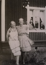 Elina ja Ida Nuppola Metson pysäkillä.