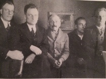 Keskellä Matti-taata Nuppola (s. 1869) ja pojat (vasemmalta): Toivo (s.1900),  Arvi (s.1903), Oiva (s.1910) ja Tauno (s.1913 