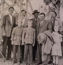 Takarivissä Risto, Raili, Jaakko, Arvi, Edvard ja Meeri Nuppola.
Edessä Edvardin pojat Seppo, Erkki. Oikealla Sirkka Säkäjärvi (?) 