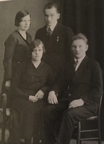 Hilja ja Tauno Nuppola edessä, takana seisovat Oiva Nuppola ja tyttöystävä.