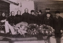 Antti Taavetinpoika Nuppolan (1864-1923) hautajaiset Nuppolan Perälässä. Henkilöt vasemmalta: vaimo Liisa, tyttäret Miina Sairanen, Hilda Haapala, Maria Haimi, Elina Kolppo; miniä Martta Nuppola, pojat Sulo ja Armas Nuppola, oikealla veli Taavetti Nuppola.