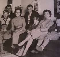 Edvard, Taimi, Yrjö ja Helmi Nuppola. Edvardin pojat Seppo, Reijo ja Erkki.