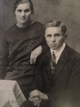 Elina o.s. Harju ja Toivo Puranen (s.1903) vihkikuvassaan 1925