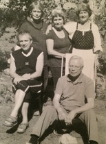 Maire ja Martti Partasen lapset Mäntyharjulla v. 2009. Takarivi: Raija Junnonen, Anja Immonen, Irma Tukiainen. Edessä: Lasse Partanen ja Jorma Partanen.