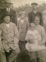 Antti Reetunpoika Nuppolan (1872-1931) ja Leena Antintytär Sairasen (1874-1930) perhe: pojat Toivo Brynolf 1897-1999, Sulo Johannes 1908-1989, Jalo Kaarlo 1900-1971 ja tytär Aino 1913-2011. Kuva otettu Pärin mäellä 1910-luvun lopulla.