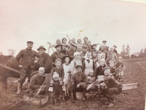 Perunannostotalkoot Nuppolan kylässä Rovissin pellolla v. 1934. Edessä vasemmalta: Jalo Nuppola, Esko Sokura (pikkupoika), Helli Sokura (pikkupojan takana), Elli Sairanen, Matti Haapala ja hänen takanaan Aino Sairanen (Eerolasta, o.s. Hietala), Eeva Sairanen (Pajalasta) ja hänen edessään pikkutyttö Maila Sairanen; Aino Sairanen ja hänen edessään Aulikki Sairanen; Reino Nuppola (hanko olalla), Sirkka Sokura. Toisessa rivissä vasemmalta: Jalmari Sairanen, Eevert Sairanen, Uuno Hyyrynen, Reino Haikonen, Henrik Sairanen, Mari Ahola, Anna Stiina Loisa (kurkistaa takaa). Takana vasemmalta: Aino Kiuru o.s. Nuppola, Bertta Suursalmi, Martta Haikonen, Helvi Huuhko, Jenny Sairanen, Eeti Ahola, Erkki Sokura, Lempi Hirvikallio, Pekka Sairanen, Aino Tiikanen o.s. Repo, Alli Tiikanen, Helvi Sairanen.