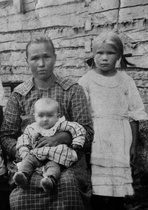 Miina Taavetintytär Sairanen o.s. Nuppola, s. 1887 Luumäki Nuppola Eerola, k. 1923. Sylissä Elsa  (1918-31), seisomassa Esteri (myöh. Jaatinen) 1913-1988. Kuva n. 1920.