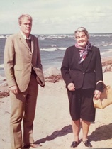 Kyösti Toivonpoika Nuppola (1932-2018) ja äitinsä Anna Nuppola o.s. Varsa
Terijoeen rannalla.