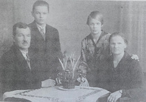 Herman Manunpoika Nuppolan (1887-2001) perhe 1930-luvun alkupuolella. Vasemmalta Herman, Ensio , Sirkka ja Aino.