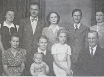 Kaarlo Oskari Manunpoika Nuppolan (1882-1960) perhe v. 1947. Takarivissä vasemmalta Alli (s.1923), Veikko (s.1925), Anja (s.1928), Lauri (s.1930) ja Annaliisa (s.1922). Eturivissä vasemmalta Veikon puoliso Martta o.s. Kärki, Olga o.s. Närväinen sylissään Veikon poika Erik (s. 1946), Hanna (s. 1934) ja Kaarlo Oskari. Asuivat Ruokolahdella ja Jyväskylässä