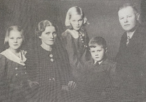 Veturinkuljettaja Yrjö Matinpoika Aholan (1898-1944) ja Jenny Akselintytär Luhtalan (1904-1991) perhe vuoden 1940 tienoilla Viipurissa. Lapset Aune (1928), Pirkko (1931) ja Matti (1934). Yrjö Ahola oli syntynyt Luumäellä, hänen isänsä oli Matti Matinpoika Ahola(s.1871) Nuppolan kylän Aholan talosta.