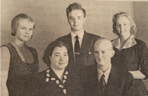 Emil Edvard Mikonpoika Nuppolan (1908-1977) ja Elsa Nuppolan o.s. Mäkinen (1912-1987) perhe: vasemmalta: Anna-Liisa, Elsa, Esko, Emil ja Elvi. Kuva 1950-luvun puolivälistä.
