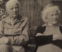 Sisarukset Ida (s.1905) ja Tauno Nuppola (s.1913) Ahomäen mökillä Jurkkolassa