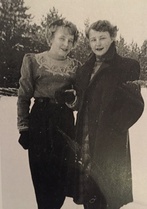 Maire ja Kyllikki Laukas Kiviahossa 1950-luvulla.