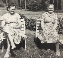 Katri Nuppola o.s. Ahonen (s.1927) ja Aino Tiikanen o.s. Repo (s.1896) 1960-luvulla.