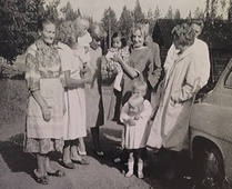 Vasemmalla Anna Laukas, kuvan keskellä Maire Vuorinen o.s. Laukas sylissään Jaana. Oikealla auton vieressä Kyllikki o.s. Laukas ja Veikko Kutila