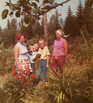 Pärin talon pihalla v. 1963. Kuvassa vasemmalta Katri Nuppola o.s. Ahonen, Kristiina Nuppola, Mirja Nuppola, Sirkka Nuppola o.s. Heikkilä