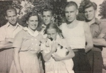 Ida ja Jalmari Nymanin lapset. Takarivissä vasemmalta Jaakko (s. 1928), Antti (s. 1933), Eero (s. 1922) ja Martti (s. 1926). Edessä Kerttu (s. 1924) ja Terttu (s. 1939).