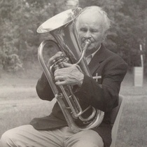 Jaakko Antero Jalonpoika Nuppola (s.1931) soittaa baritonia sukukokouksessa 2015. Kuva kirjasta Torvisoittoa Elias Nuppolan johdolla.