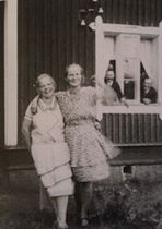 Elina ja Ida Nuppola Metson pysäkillä.