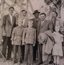 Takarivissä Risto, Raili, Jaakko, Arvi, Edvard ja Meeri Nuppola.
Edessä Edvardin pojat Seppo, Erkki. Oikealla Sirkka Säkäjärvi (?) 