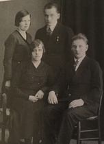 Hilja ja Tauno Nuppola edessä, takana seisovat Oiva Nuppola ja tyttöystävä.