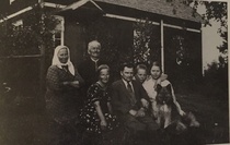 Ahomäen vanhan mökin pihalla. Takana vas. Mari Nuppola (s.1870), Matti Nuppola (s.1869), Ida Nuppola, Edvard Nuppola, Elina Nuppola ja Edvardin puoliso Aino