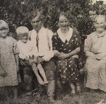 Sirkka, Erkki, Eino ja Elvi Säkäjärvi, Hilma Puranen ja Maija-Leena Puranen Haimilassa